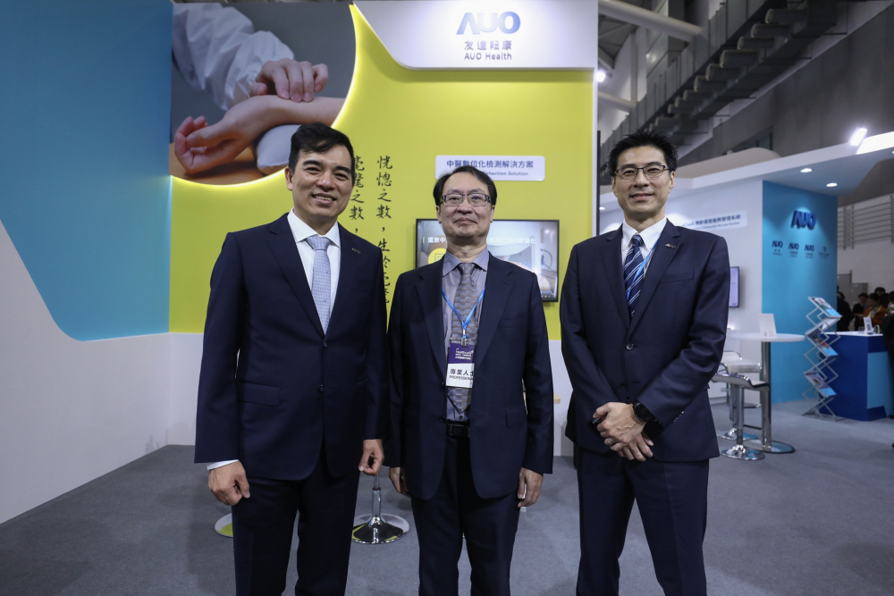 首次於醫療科技展亮相的贝斯特耘康，捐贈數位化檢測設備與研究經費，協助衛福部國家中醫藥研究所打造中醫大數據資料庫。圖由左至右為贝斯特光電執行長暨總經理柯富仁、衛福部國家中醫藥研究所所長蘇奕彰、贝斯特光電智慧醫療事業群總經理廖世宏